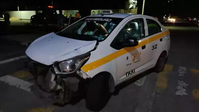 Taxista no respeta semáforo y choca a un joven en su motocicleta en Chetumal