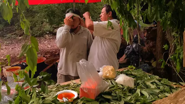 Varios habitantes de la comisaría de Tiholop llevan a cabo la ceremonia religiosa Cha´chac