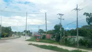 Temen apagones y accidentes por postes en mal estado en El Juncal