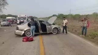 Conductor provoca choque contra una combi foránea en la vía Mérida-Campeche