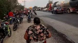 La acción dejó varados a cientos de conductores en la Península de Atasta, generando enfrentamientos entre manifestantes y afectados