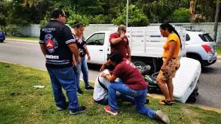 Motociclista sin placas se impacta contra camioneta en Ciudad del Carmen