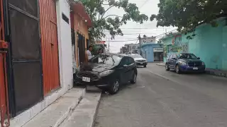 Impacta vehículo contra guarnición en Ciudad del Carmen
