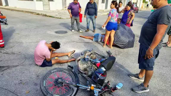 Ambos motociclistas quedaron tendidos en el pavimento con lesiones de consideración. Ambos motociclistas quedaron tendidos en el pavimento con lesiones de consideración.