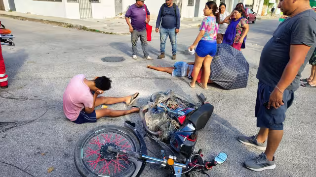 Ambos motociclistas quedaron tendidos en el pavimento con lesiones de consideración.