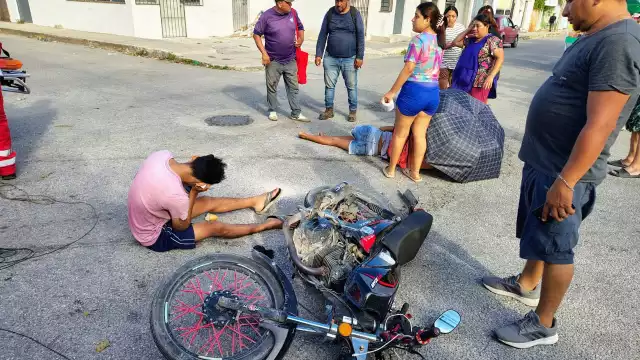 Ambos motociclistas quedaron tendidos en el pavimento con lesiones de consideración.