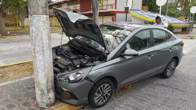 La mujer causó daños materiales a su unidad