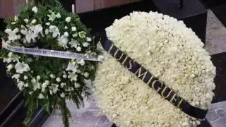 Corona de rosas blancas de Luis Miguel