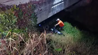 Motociclista ebrio cae en zanja y agrede a paramédicos en La Paz