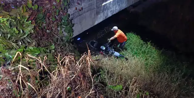 De la zanja al juzgado: motociclista ebrio causa caos en La Paz