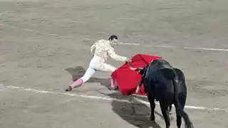 Matadores brillan en el coso artesanal de Tizimín pese a fallas con la espada