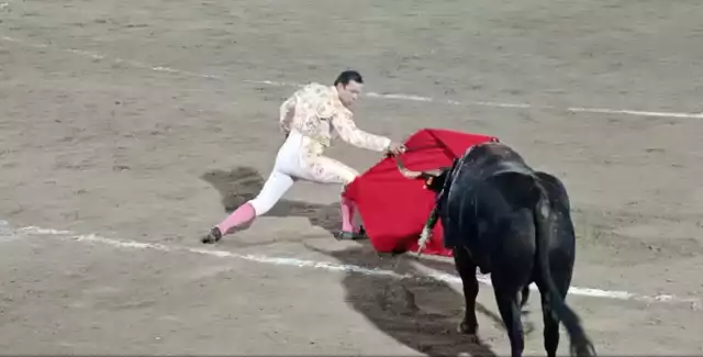 Mauro Lizardo celebra su cumpleaños con faena bajo la lluvia