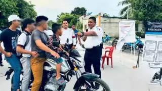 Les dieron información como la de no ir más de dos en la moto