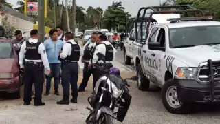 Operativo en Carmen termina con detención  y aseguramiento de motocicleta