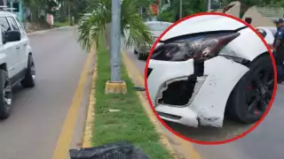 Aparatoso accidente en José María Morelos: Conductora termina impactada contra un poste de luz 