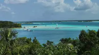Debido a que la laguna no cuenta con oleaje, la oxigenación no es producida naturalmente