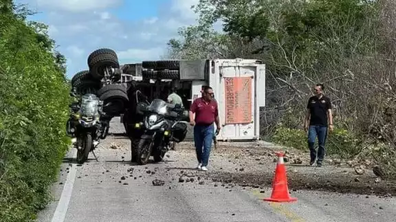 La parte frontal del tráiler quedó completamente destruida y mirando hacia el Norte