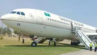 Evacuación de emergencia en avión de Saudi Airlines en Pakistán tras incendio en neumático