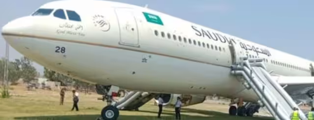 En el Aeropuerto Internacional de Peshawar, Pakistán un avión de Saudi Airlines debió ser evacuado al incendiarse uno de sus neumáticos
