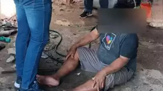 Paramédicos atienden a hombre que cayó desde el techo de su casa