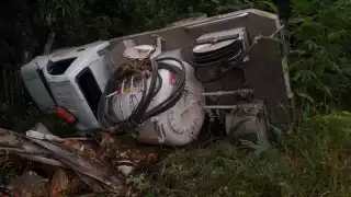 El tráiler sufrió el accidente en el tramo carretero entre Pucté y Rovirosa
