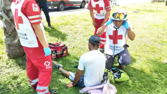 Paramédicos de la Cruz Roja atendieron al hombre lesionado. Paramédicos de la Cruz Roja atendieron al hombre lesionado.