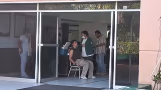 Ciudadanos expresaron su inconformidad, pues al acudir al hospital general para recibir el biológico les dijeron que no había enfermeros para atenderlos