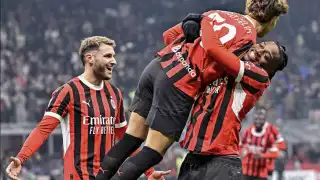 El mexicano Santiago Giménez debutó con el píe derecho y puso asistencia de gol en el Milan.