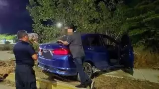 Elementos de la Policía Municipal detuvieron al conductor y la unidad fue llevada por una grúa