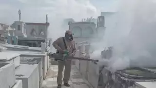 Combaten dengue en  cementerios de Campeche previo a visitas por Día de Muertos