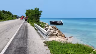 Tráiler cae al mar en accidente en Chenkán, Champotón