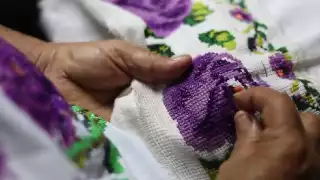 Joaquín Díaz Mena 'presume' el talento del bordado yucateco