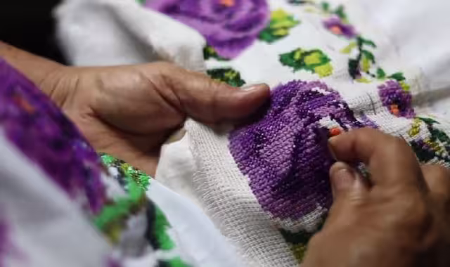 Díaz Mena comparte el talento del bordado en Yucatán.