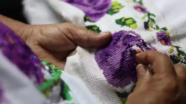 Díaz Mena comparte el talento del bordado en Yucatán.