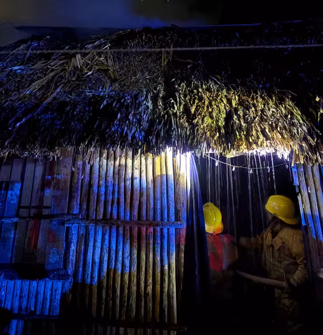 El fuego había consumido un promedio de 30% del techo de la vivienda