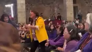 Activista irrumpe foro en CDMX en reclamo a la justicia otorgada a las mujeres trans.