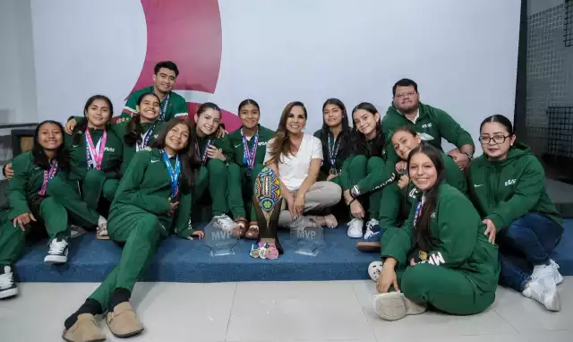 La gobernadora junto a las campeonas