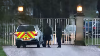 La cadena británica difundió una imagen del expríncipe saliendo de una comisaría.