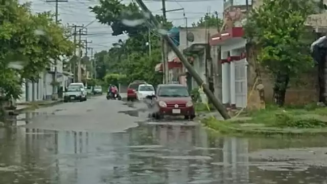 Los postes de telefonía en Chetumal pueden resultar un peligro para los ciudadanos.