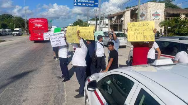 Taxistas protestan por la liberación del líder sindical en Tulum