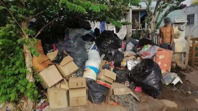 Personal de Aseo Urbano acudió a la calle 38-B entre 51 y 53, con apoyo de policías, para limpiar.