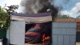 Se incendia auto dentro de casa en Champotón; moviliza a cuerpos de emergencia