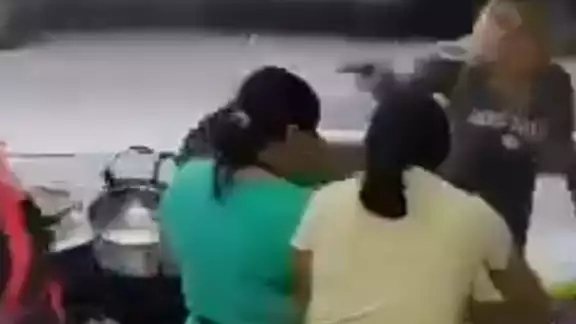 Mujer ataca a comerciante con aceite y sufre quemaduras de segundo grado en Veracruz.