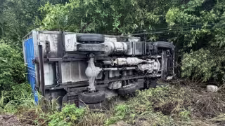 Dos aparatosas volcadas ocurrieron de forma simultánea sobre la carretera federal 307.