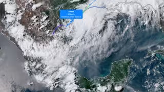 El sistema se ubica frente a las costas de Texas y se desplaza hacia el noreste.