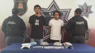 Detienen a dos hombres en Cancún con 60 dosis de marihuana y 30 de cristal