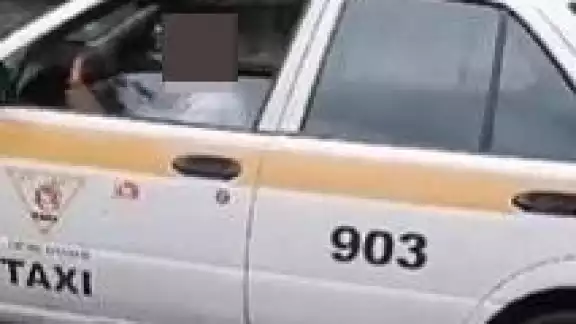 El taxista una vez golpeó al joven de la moto, no se detuvo a revisar su estado, por lo que huyó de la escena