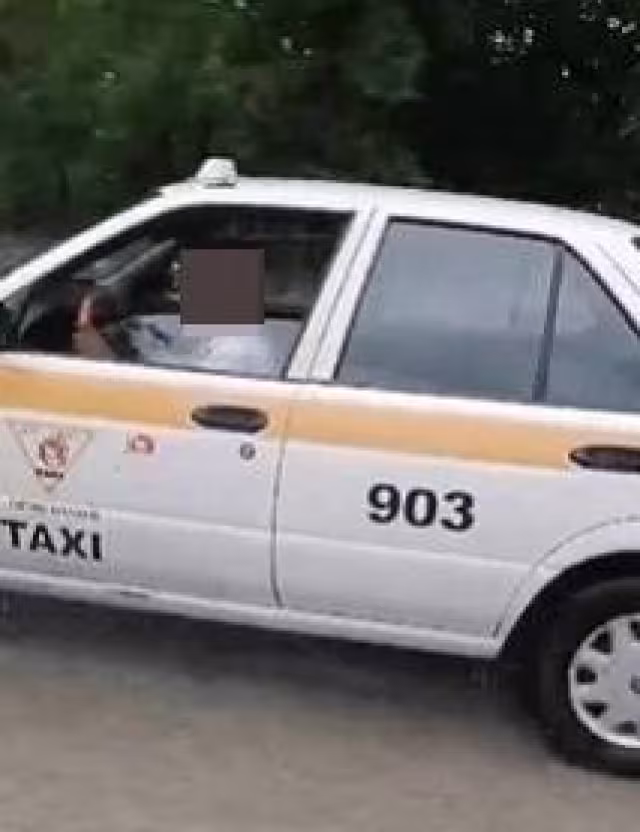 El taxista una vez golpeó al joven de la moto, no se detuvo a revisar su estado, por lo que huyó de la escena