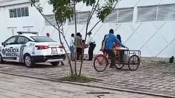 El hombre fue sometido por la. familia El hombre fue sometido por la. familia