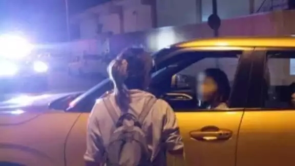 Conductora que “llevaba prisa” se desespera y abre paso entre un desfi le en la colonia Canto Conductora que “llevaba prisa” se desespera y abre paso entre un desfi le en la colonia Canto